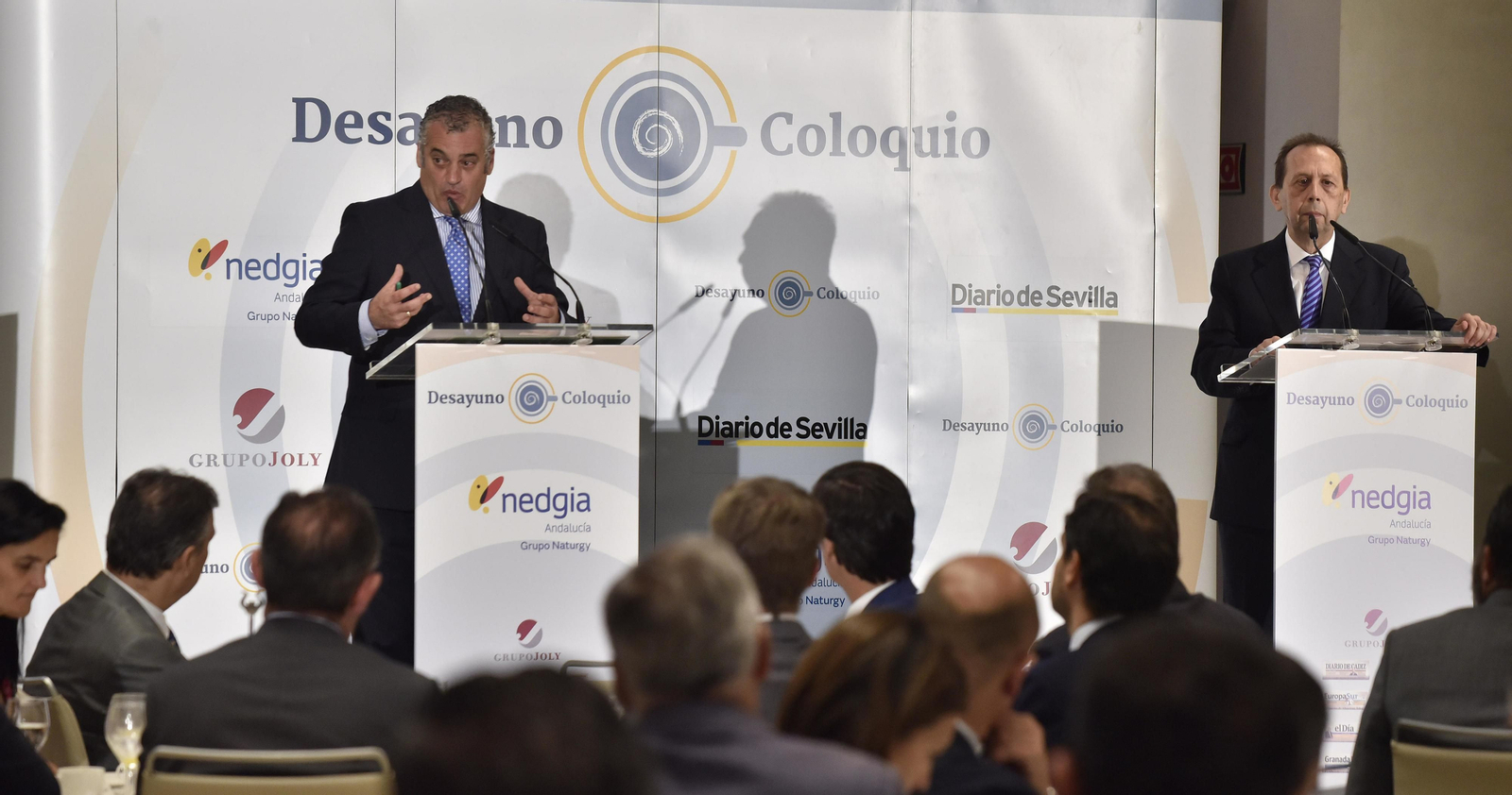 Javier Carnero, consejero de Empleo, Industria y Comercio, interviene en el coloquio junto a José Antonio Carrizosa, director de Publicaciones del Grupo Joly y de ‘Diario de Sevilla’.