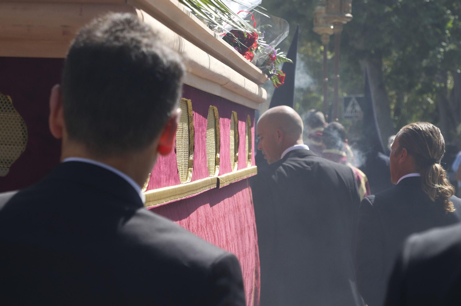 Imágenes del recorrido de la Hermandad de la Redención por las calles de Huelva