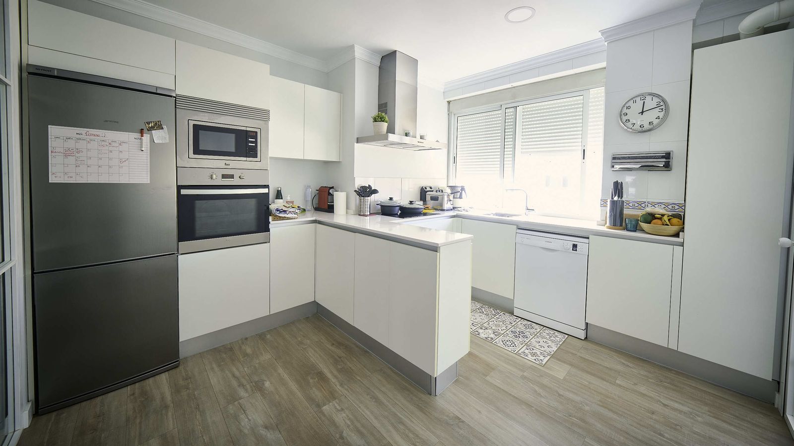 Cocina de la casa de Juan Ramón Jiménez, de diseño italiano y color blanco.