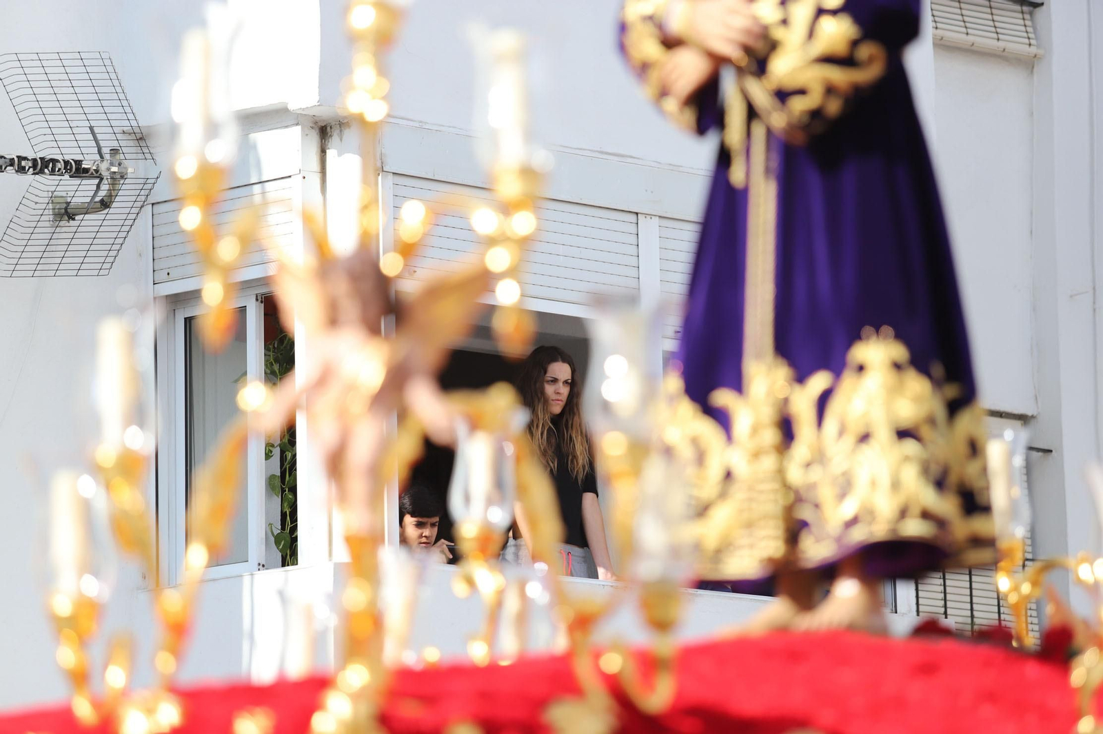 Imágenes del recorrido de la Hermandad del Cristo Cautivo de Huelva