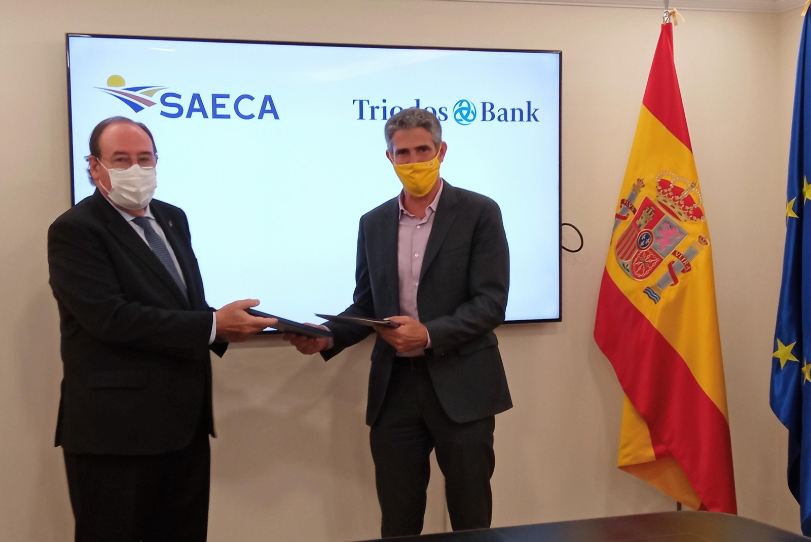 Firma del convenio entre Saeca y Triodos Bank.