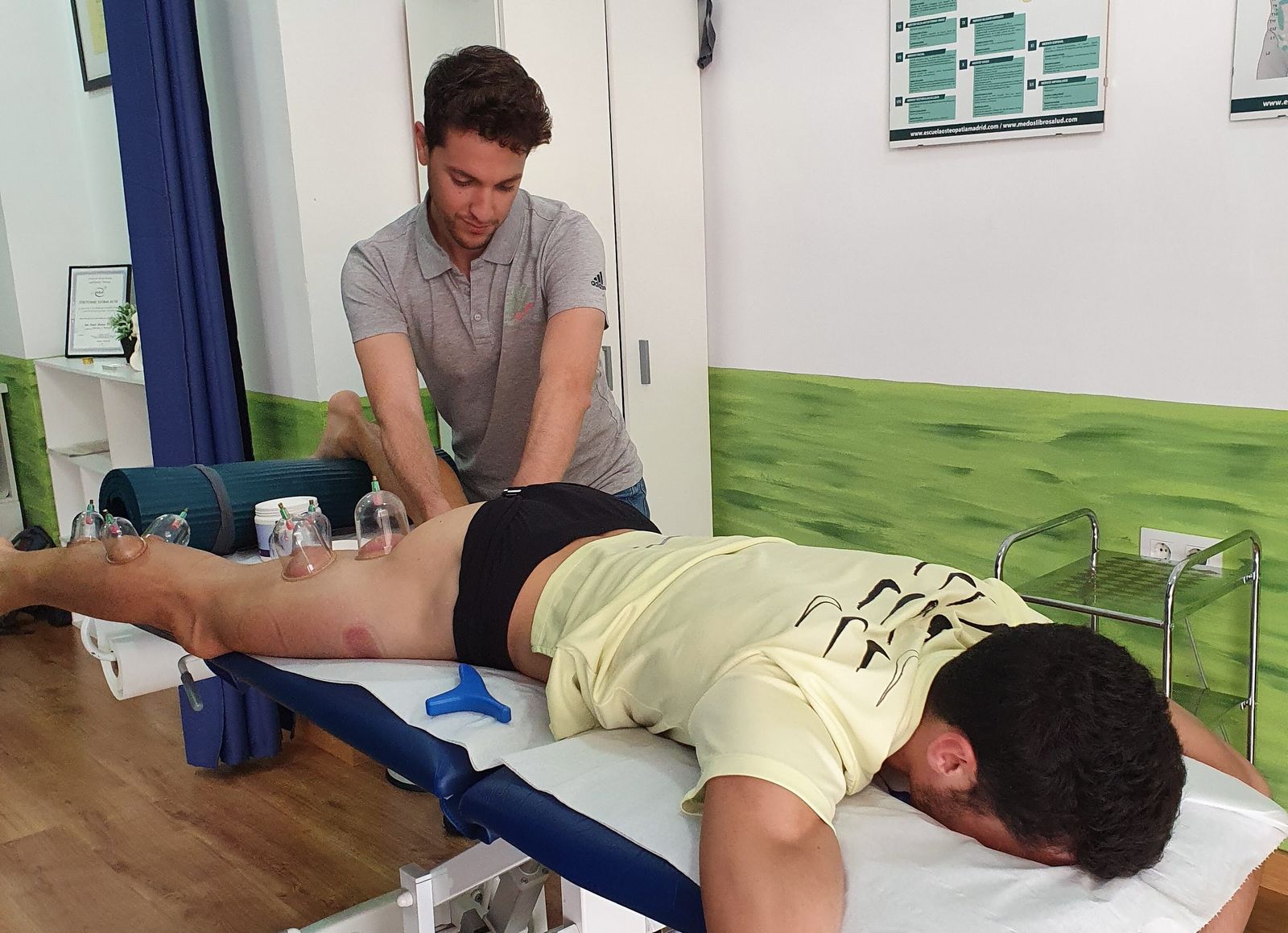 Javi aplica un tratamiento de ventosaterapia a un paciente.