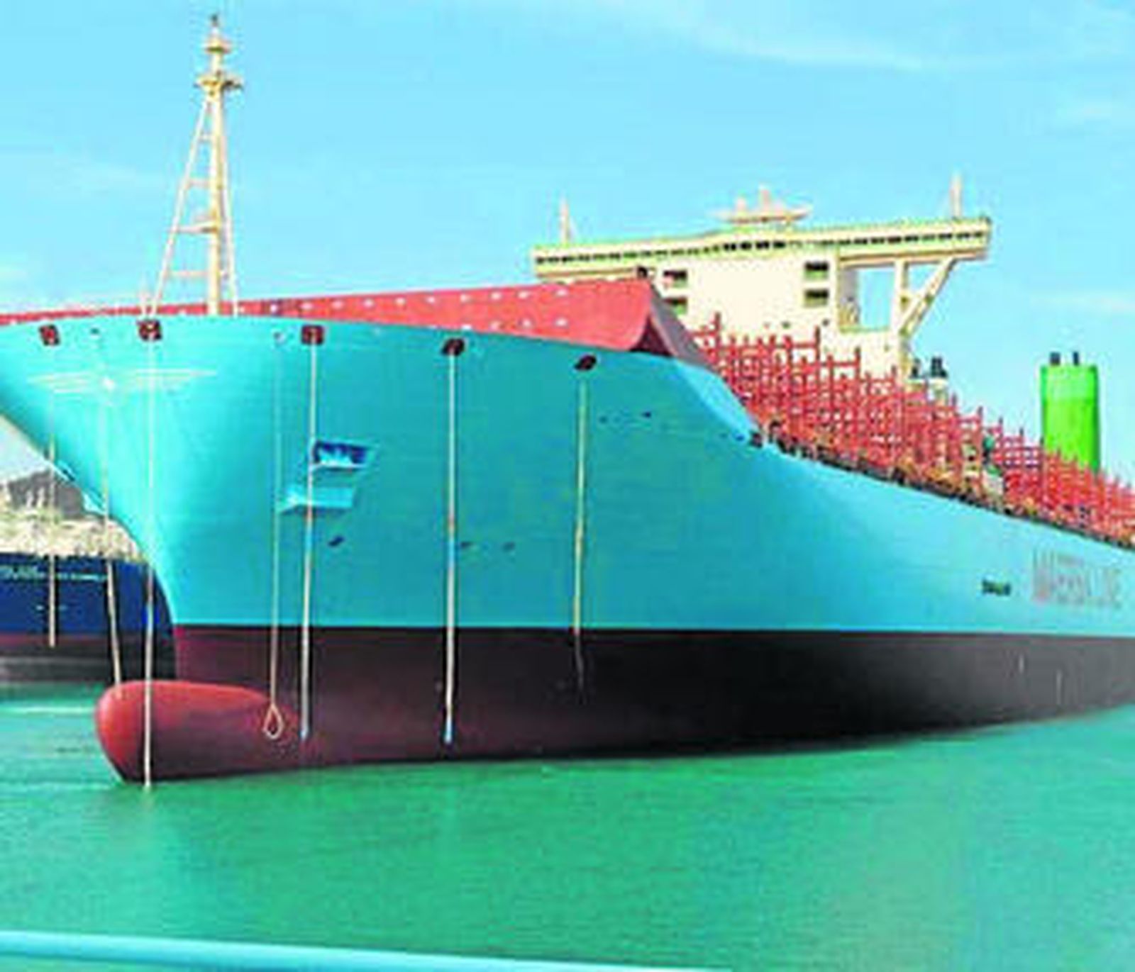 El primer Triple-E de Maersk Line, a flote y ya pintado.