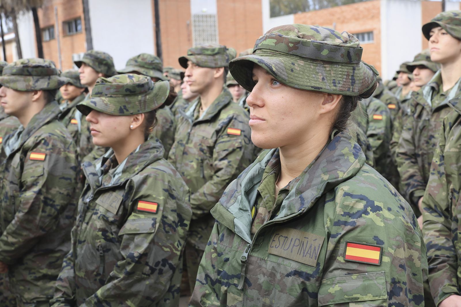 La ministra de Defensa, en el acuartelamiento de Camposoto de San Fernando