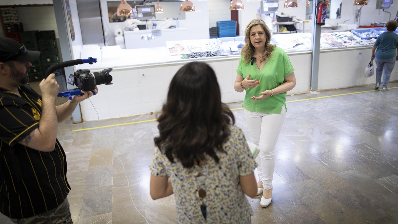 En Merca80, el mercado del barrio, durante el paseo.