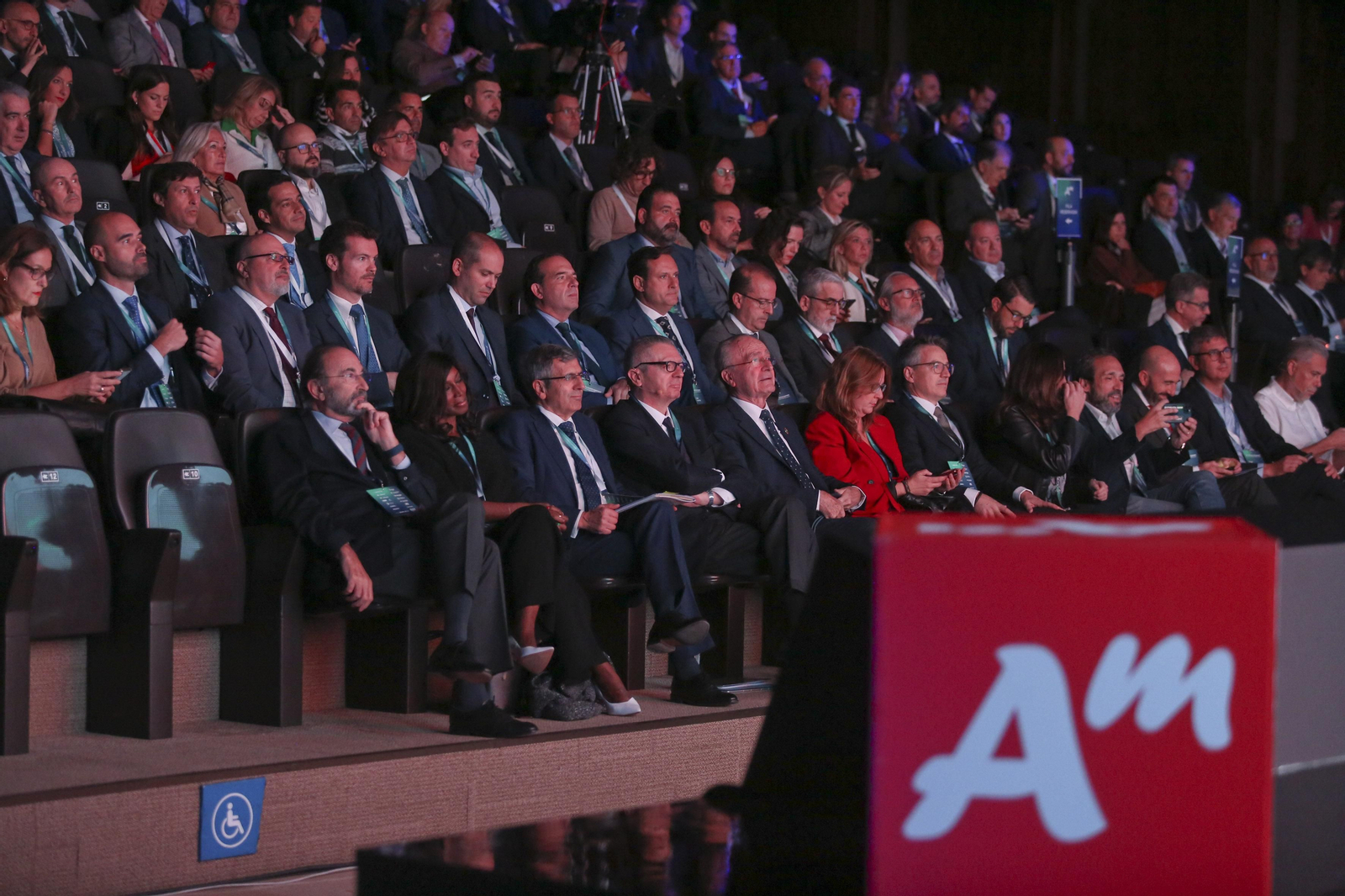 Parte del público asistente a Andalucía Manamegent, con ponentes, patrocinadores y organizadores en primera línea.