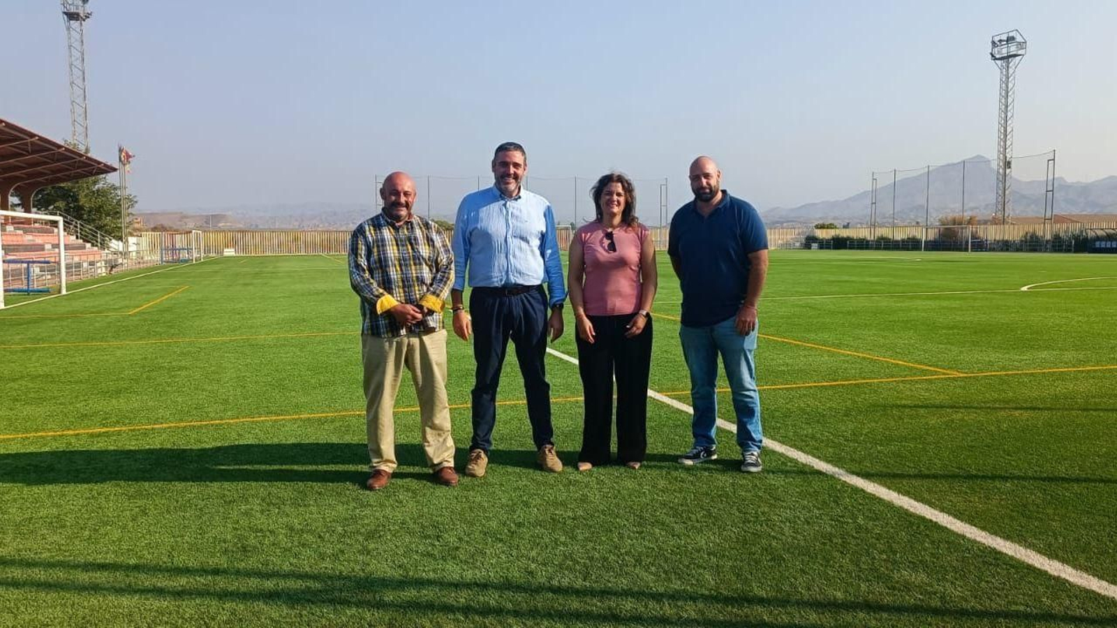 Visita al remodelado campo de fútbol.