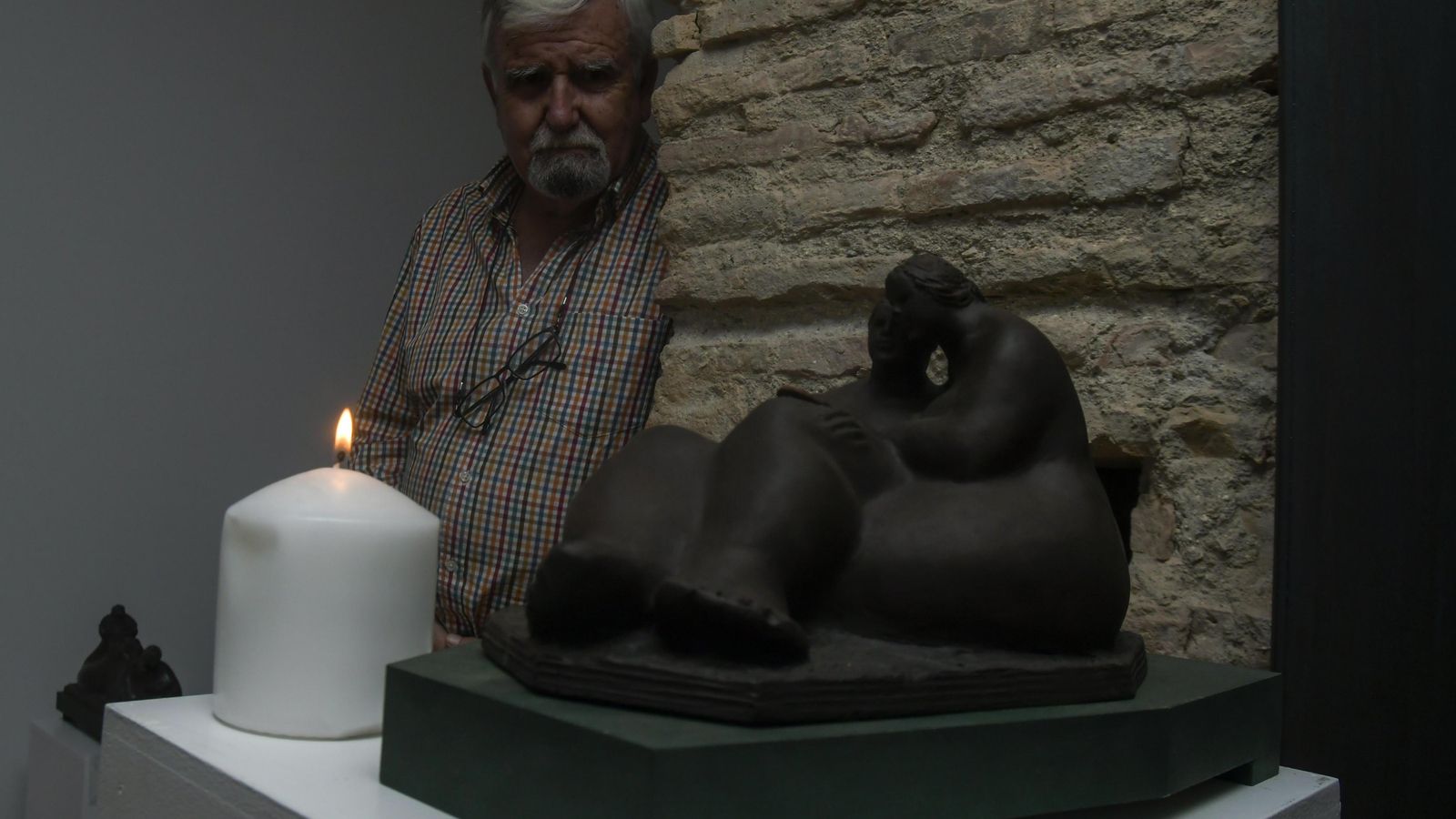 Paco Luque en la exposición 'En Contacto' en Granada.