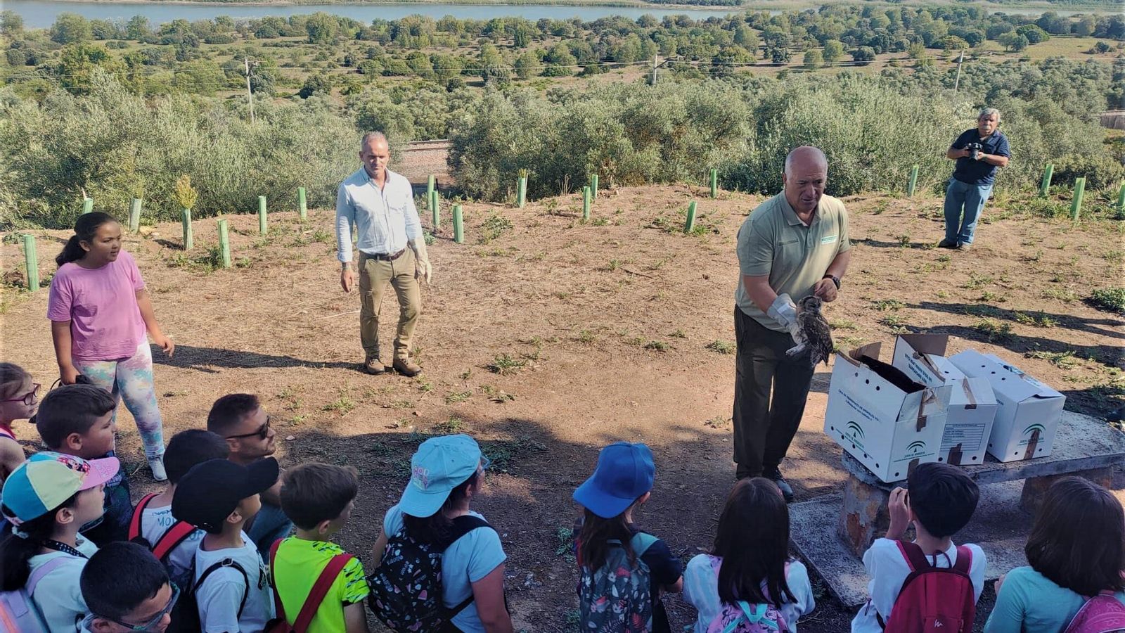 Un momento durante la jornada con escolares en la laguna de Zóñar.
