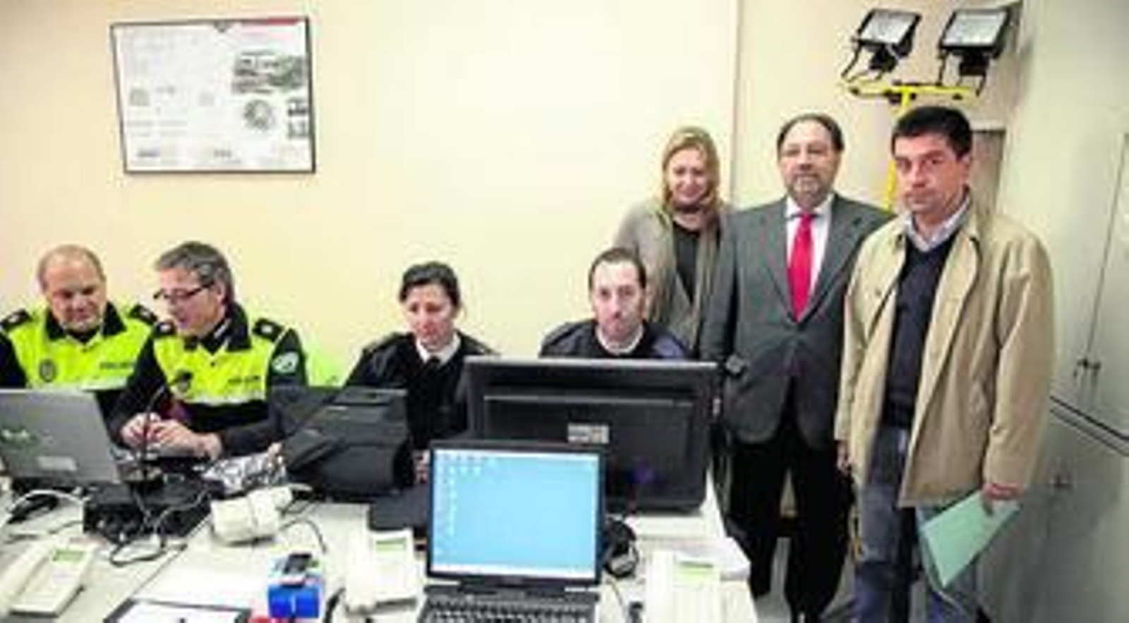 Responsables municipales en la sede del Cecop junto al real.