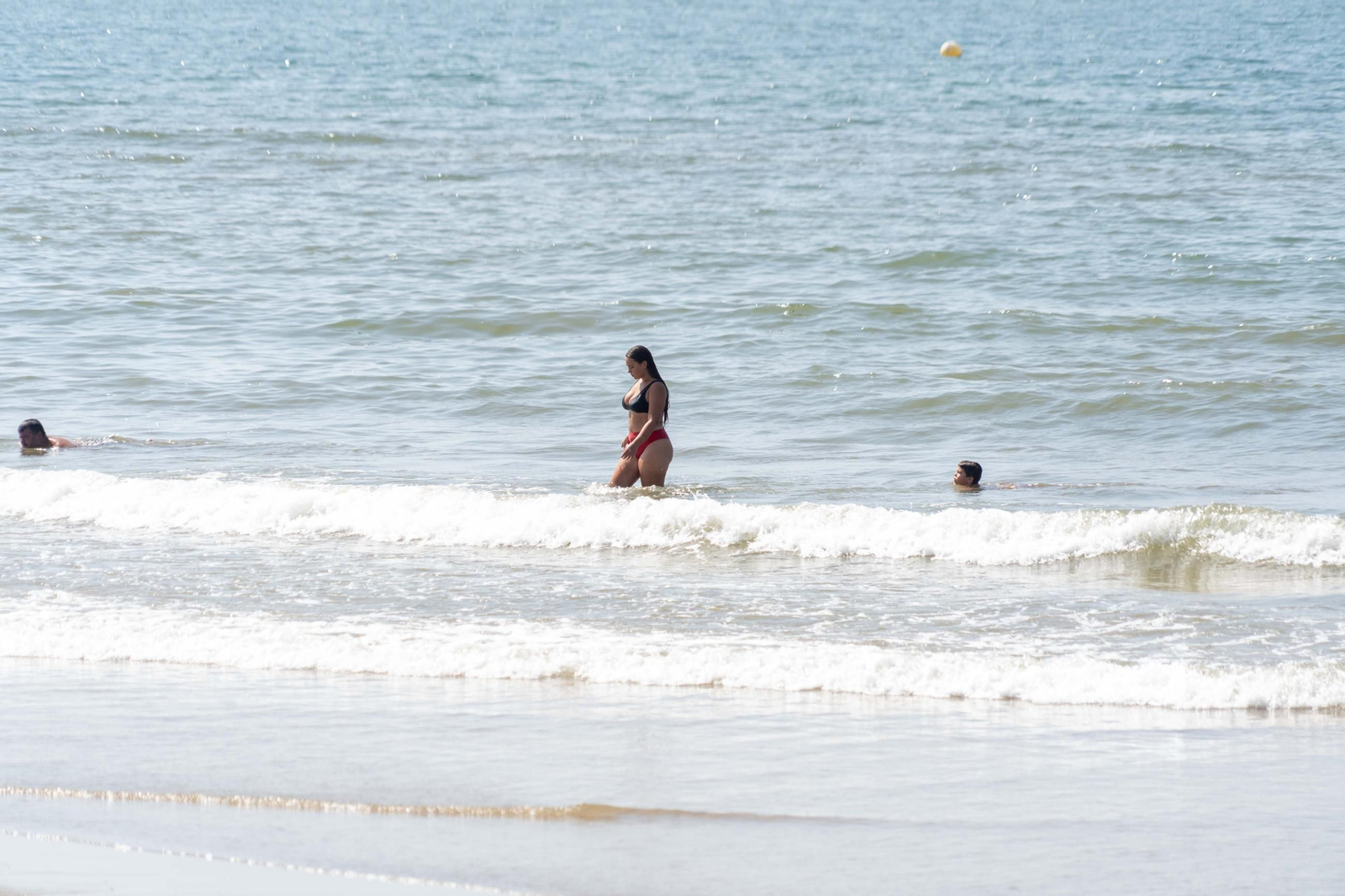 Una mañana de domingo en El Espigón, la playa de Huelva capital.