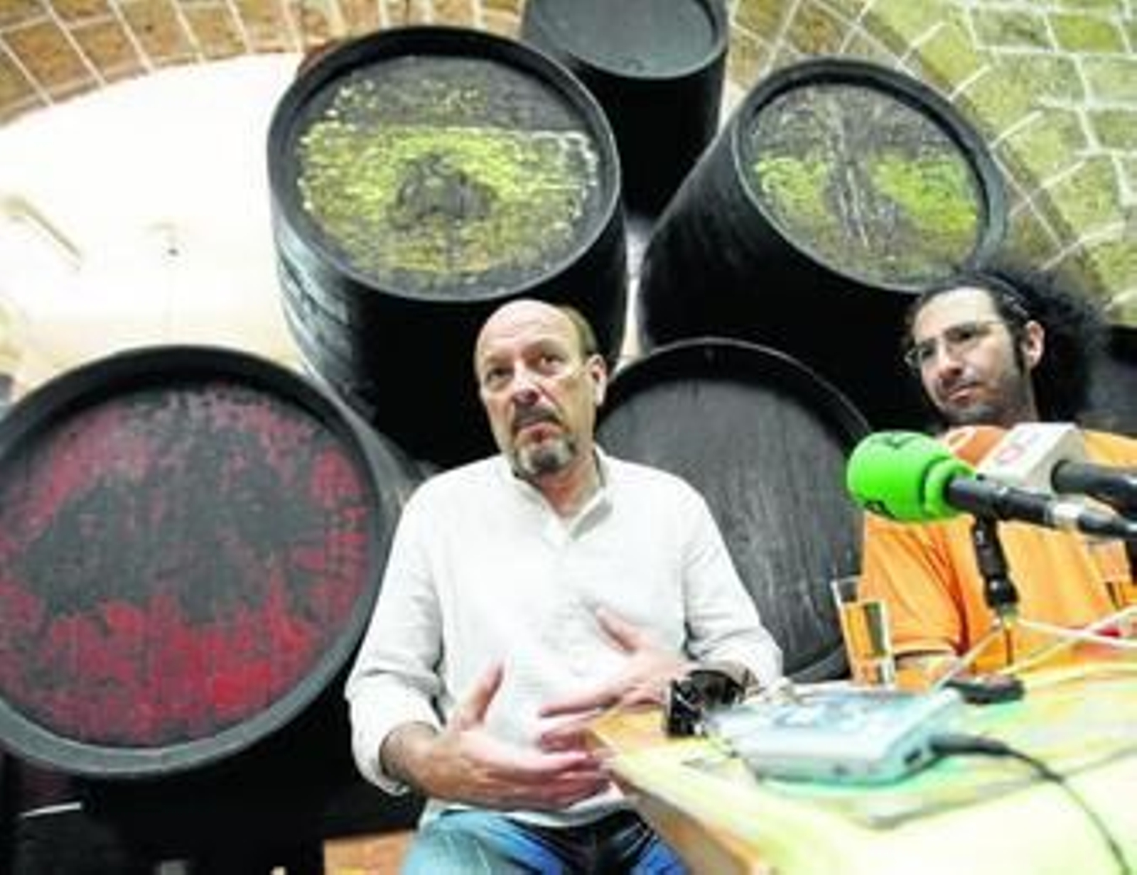 Javier Ruibal y Antonio Romera 'Chipi' presentan 'El clandestino del Puerto' en La taberna la Manzanilla.