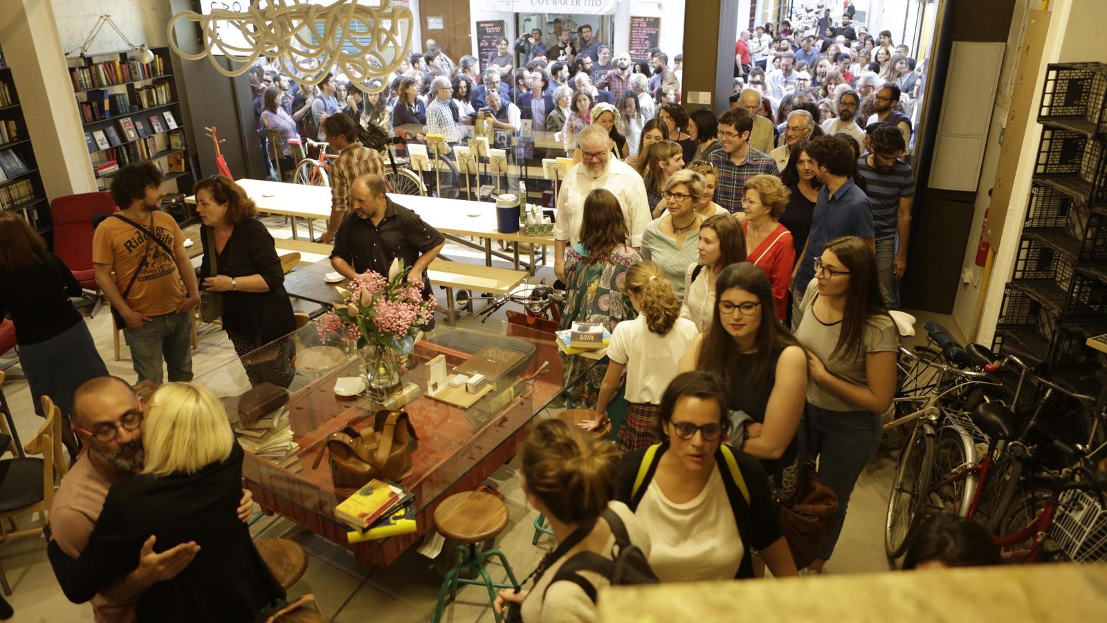 Planta baja de la librería Caótica, en su inauguración.