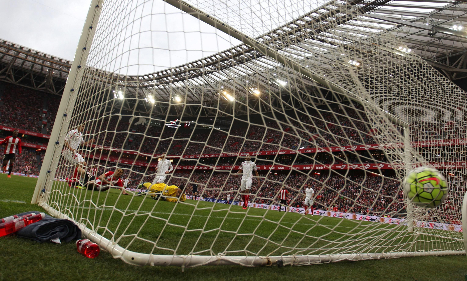 Sergio Rico es batido por Aduriz en San Mamés en el Athletic-Sevilla de la temporada 15-16, que acabó con 3-1 para los locales.