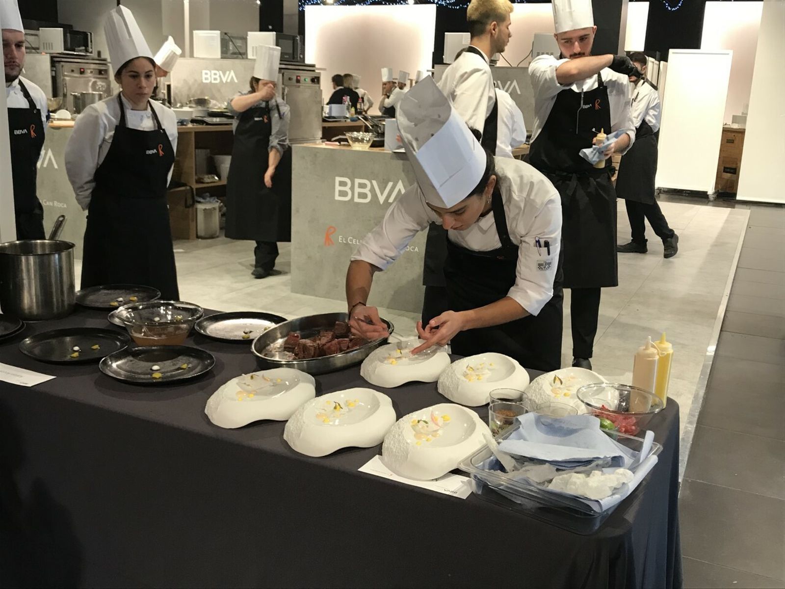 Una de las jóvenes aspirante a las becas del BBVA ultima el plato que ha preparado para la final.
