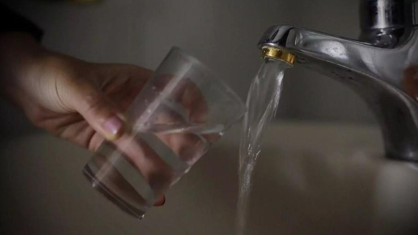 Una isleña, llenando un vaso de agua del grifo en una imagen de archivo.