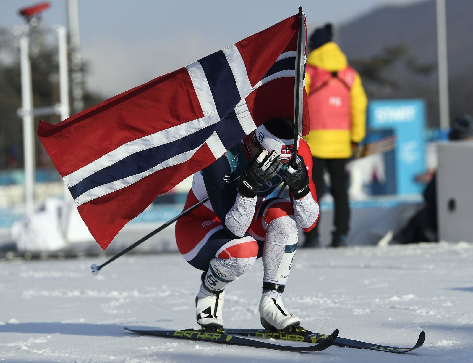 Marit Björgen celebra su título en los 30 kilómetros de esquí nórdico.