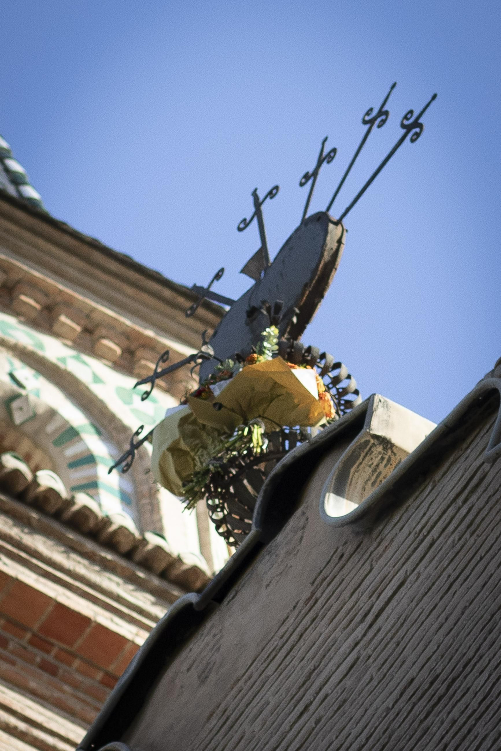 La ofrenda floral a la Virgen de las Angustias, patrona de Granada, en imágenes