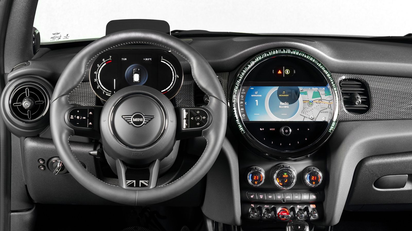 El volante es, en algunas versiones, tapizado con nappa e incluye un diseño ergonómico. Es multifunción de serie en todos los MIni.