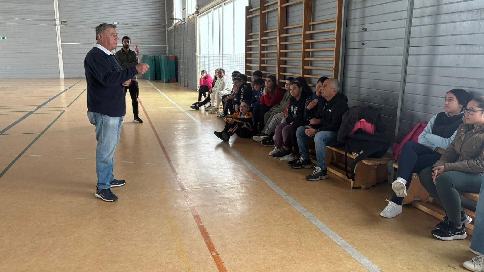 Los alumnos sigue atentos las explicaciones de Sebastián Guerrero.