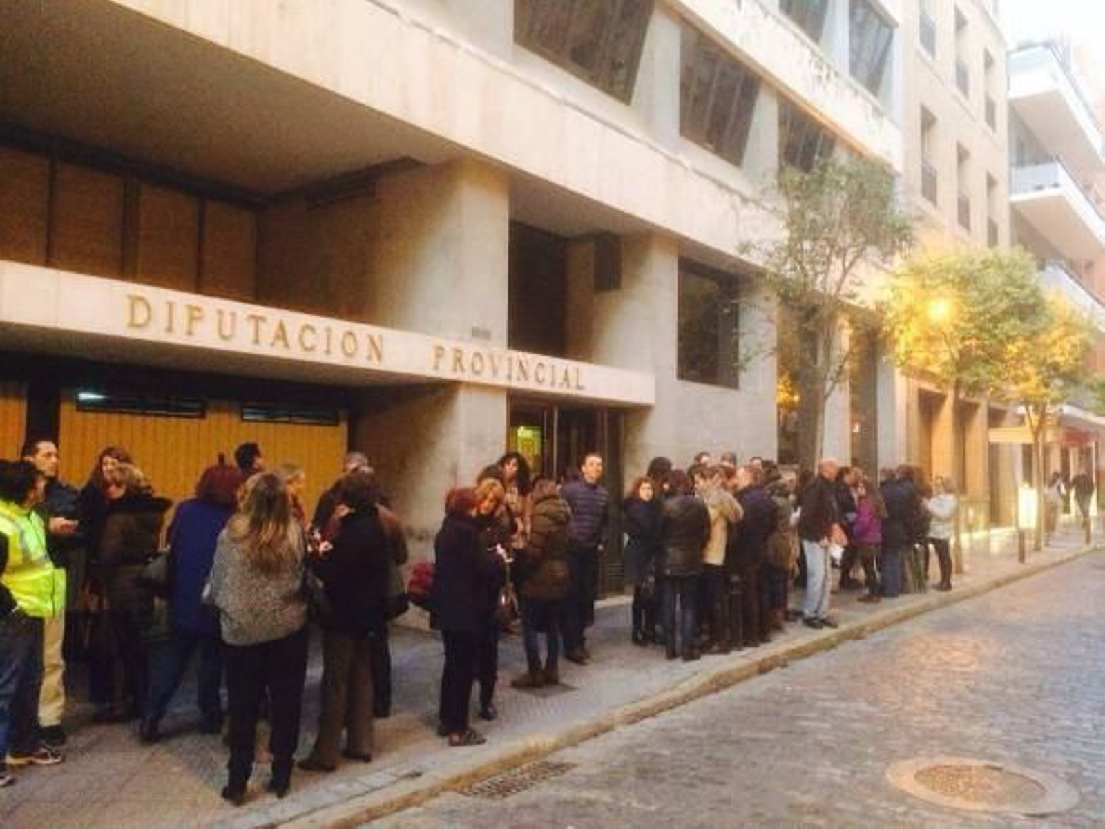 Los trabajadores de Diputación en las puertas de la sede./ H.I Los trabajadores de Diputación en las puertas de la sede./ H.I