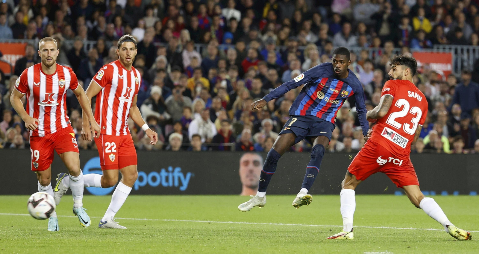 Samu observa la pelota instantes antes el 1-0