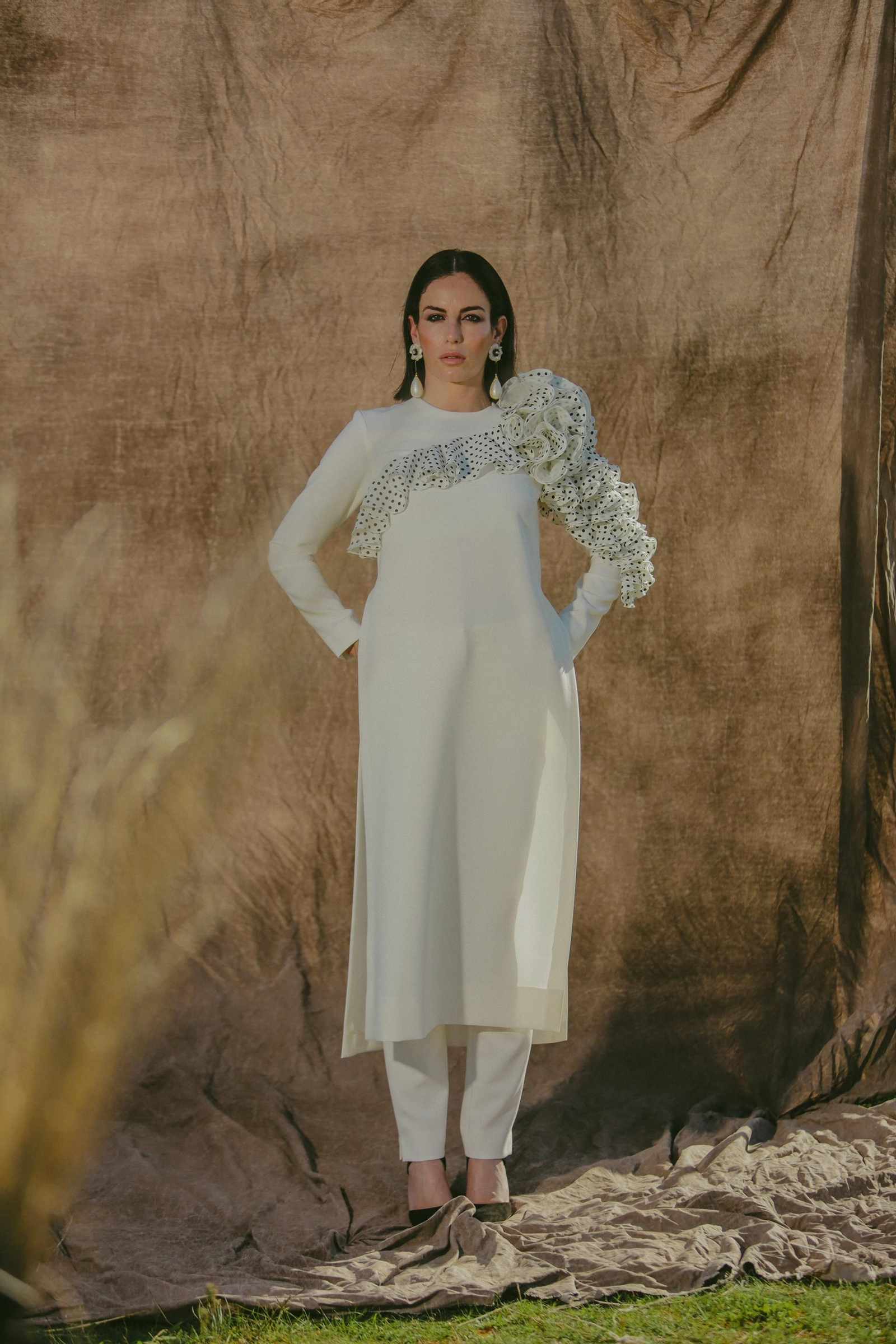 Los looks de invitada de primavera de Mónica Méndez, en imágenes