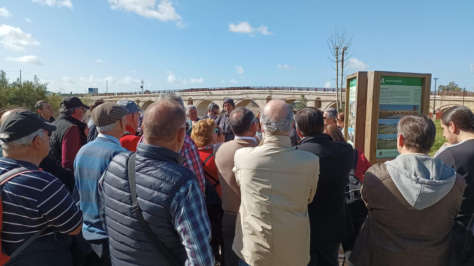 Multitudinaria visita guiada al puente de Cartuja en Jerez