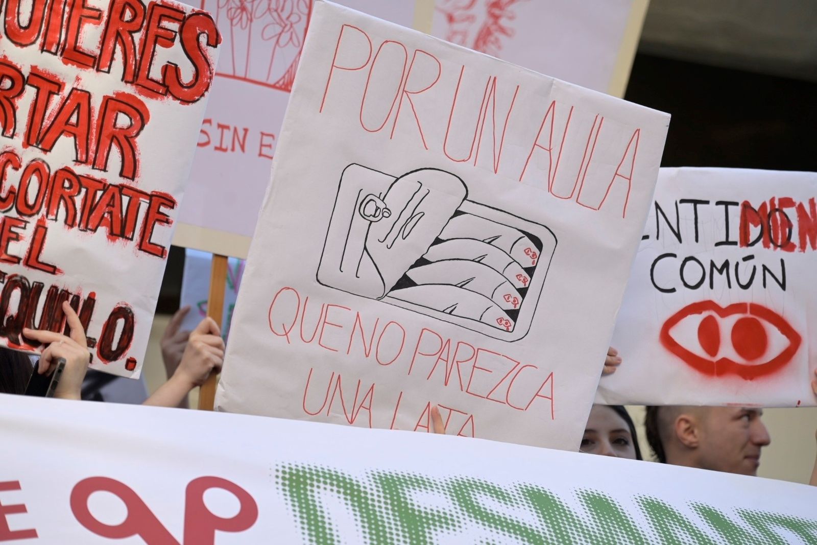 La protesta de la comunidad educativa de la Escuela de Arte y Superior ...