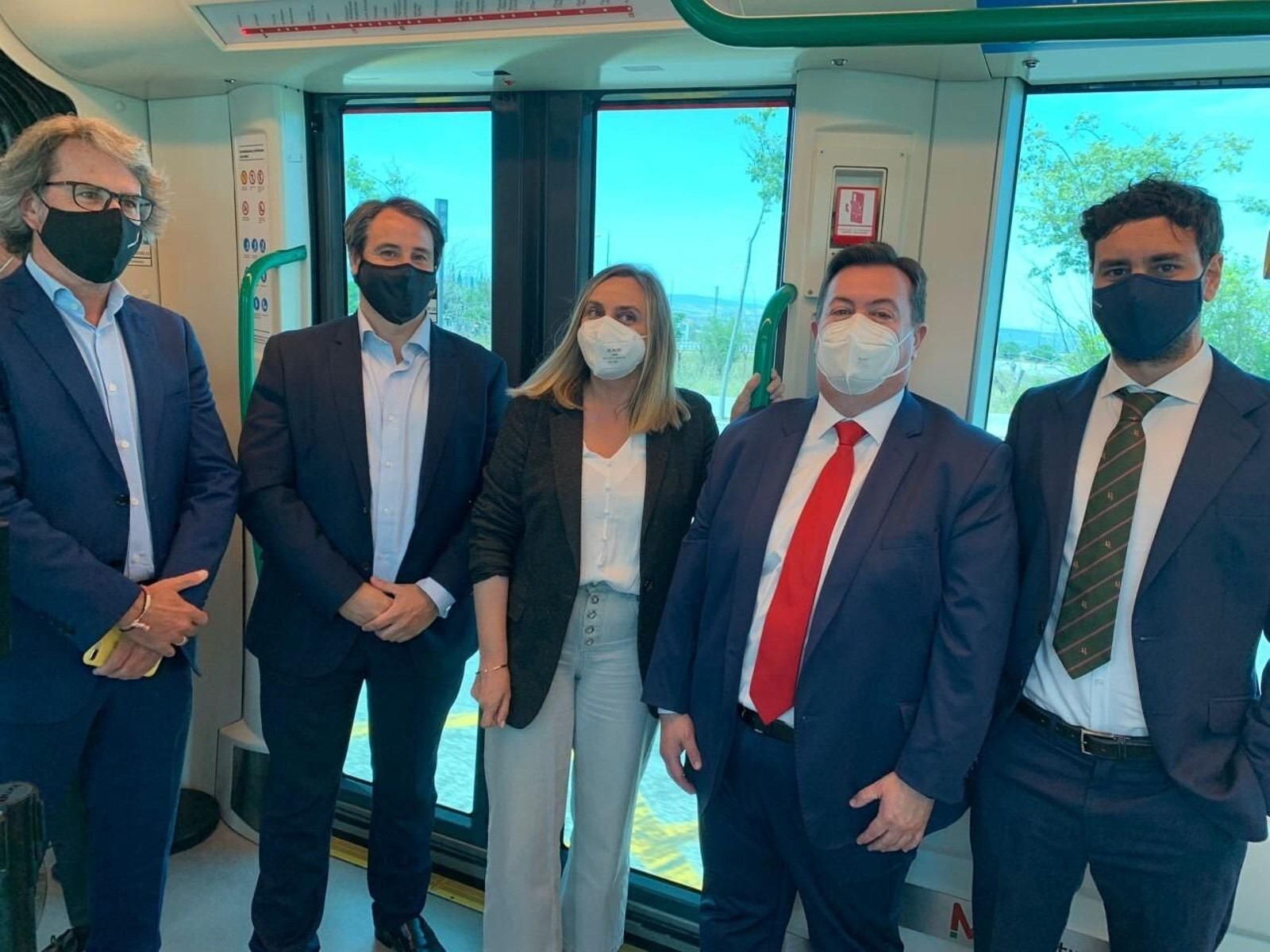 La consejera Marifrán Carazo junto a los representantes de las operadoras de telefonía en un vagón del Metro