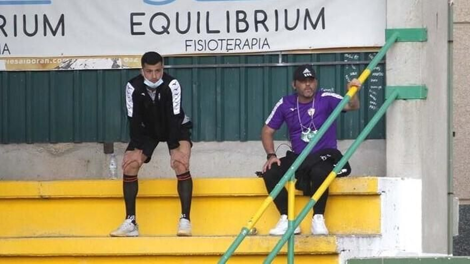 Fajardo, con camiseta morada, en el partido de ida en el San Rafael.