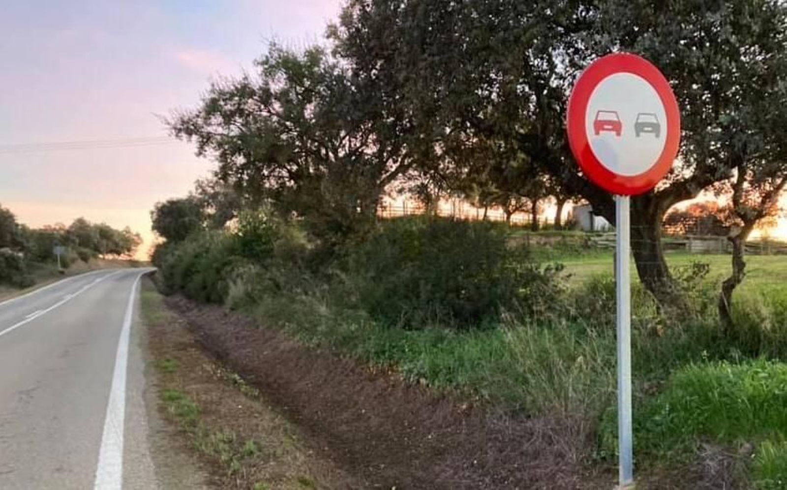 La carretera SE-3408 entre Gerena y El Garrobo.