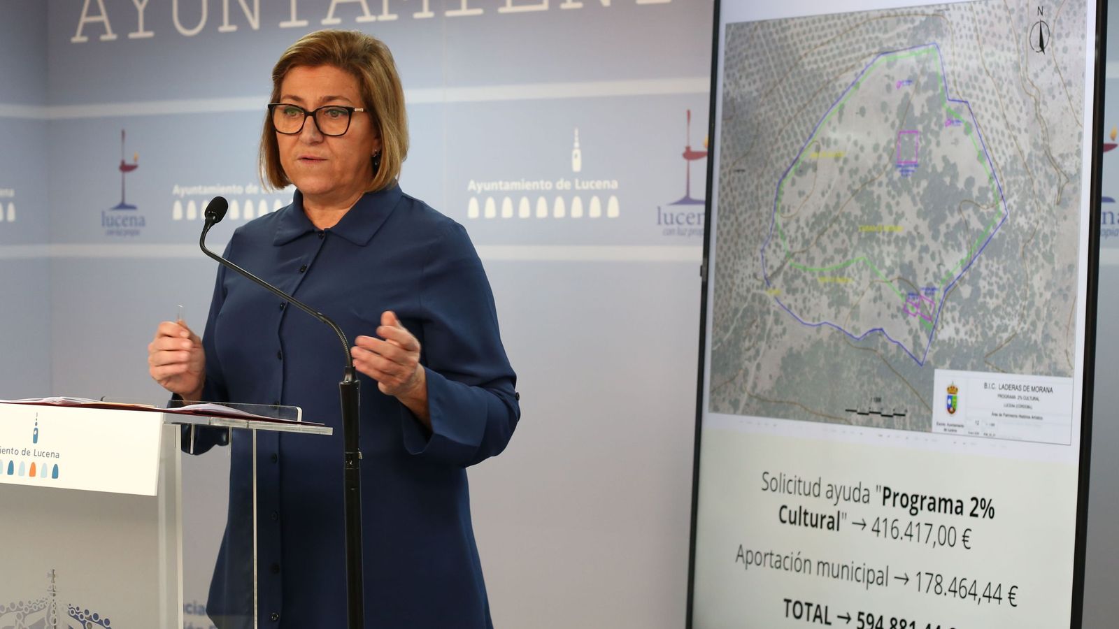 La concejala Charo Valverde, junto a un plano del yacimiento.