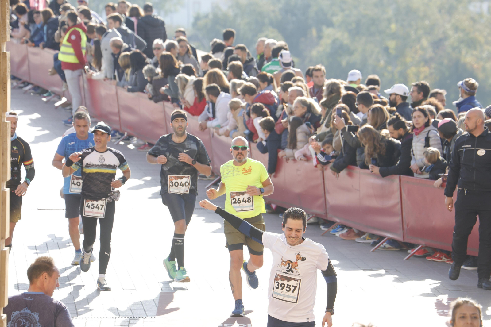 Media Maratón de Córdoba 2023: La gloria de cruzar la Puerta del Puente, en imágenes
