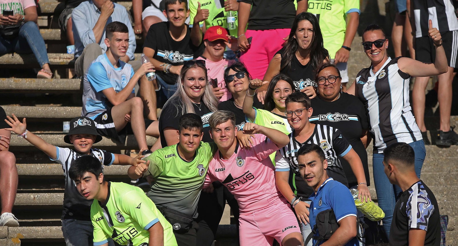 Fotos de la afición durante el Balona - Córdoba en el estadio municipal de La Línea