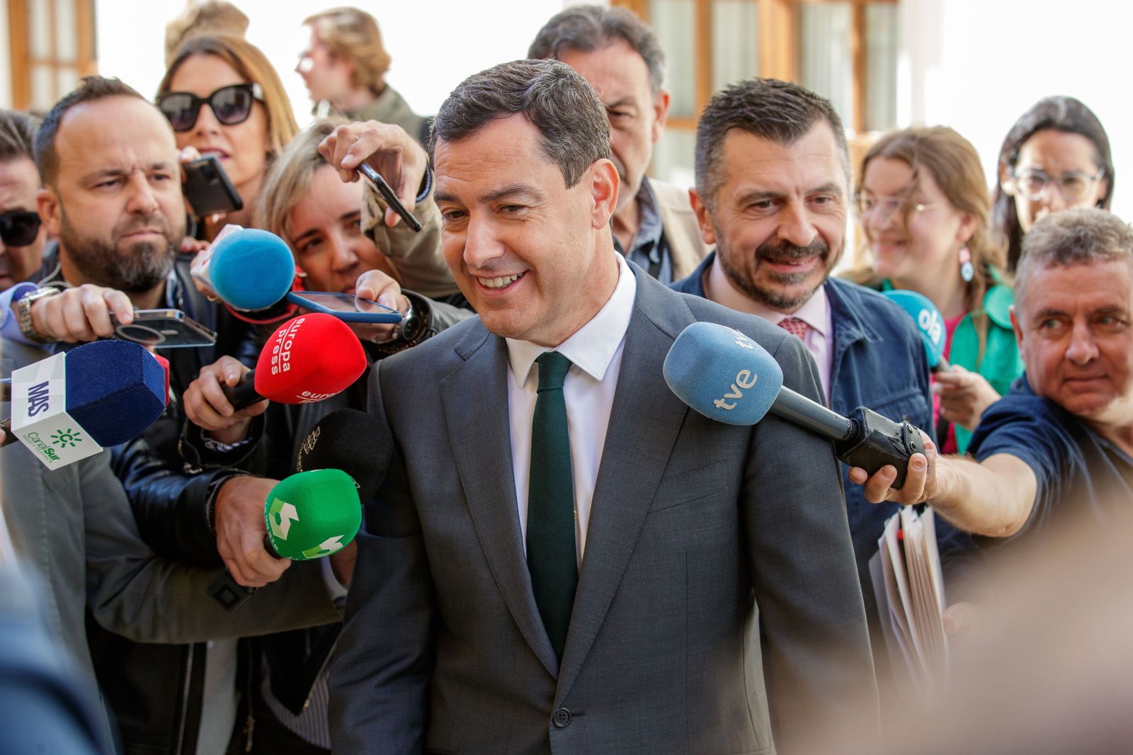 El presidente de la Junta de Andalucía, Juanma Moreno, tras la sesión de control en el Parlamento andaluz este jueves en Sevilla.