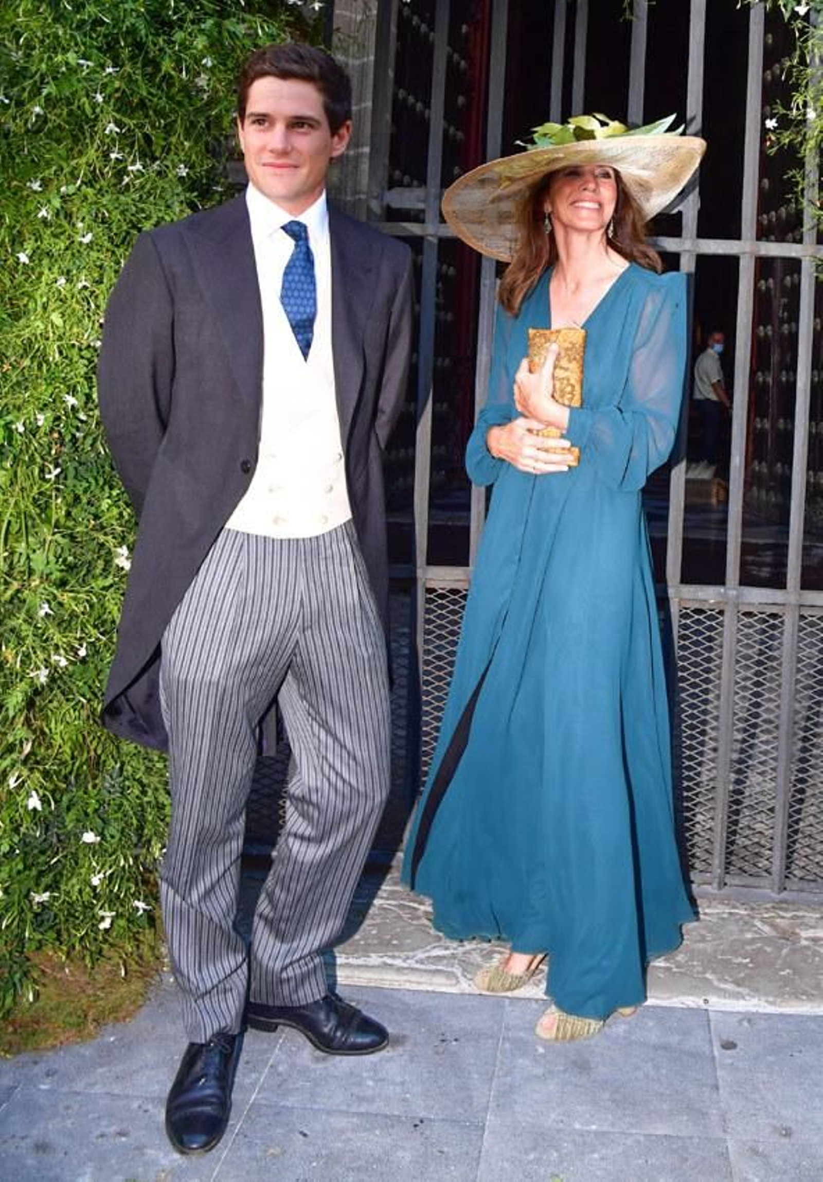 El novio, con su madre y madrina, María Carrión.