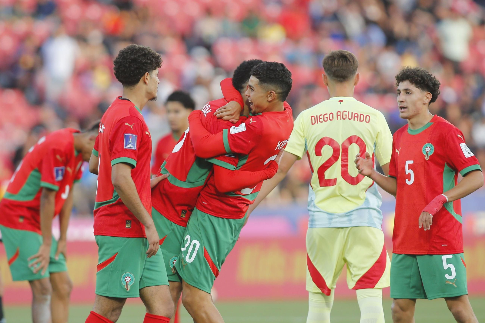 Los jugadores de Marruecos celebran su triunfo con Diego Aguado entre ellos.