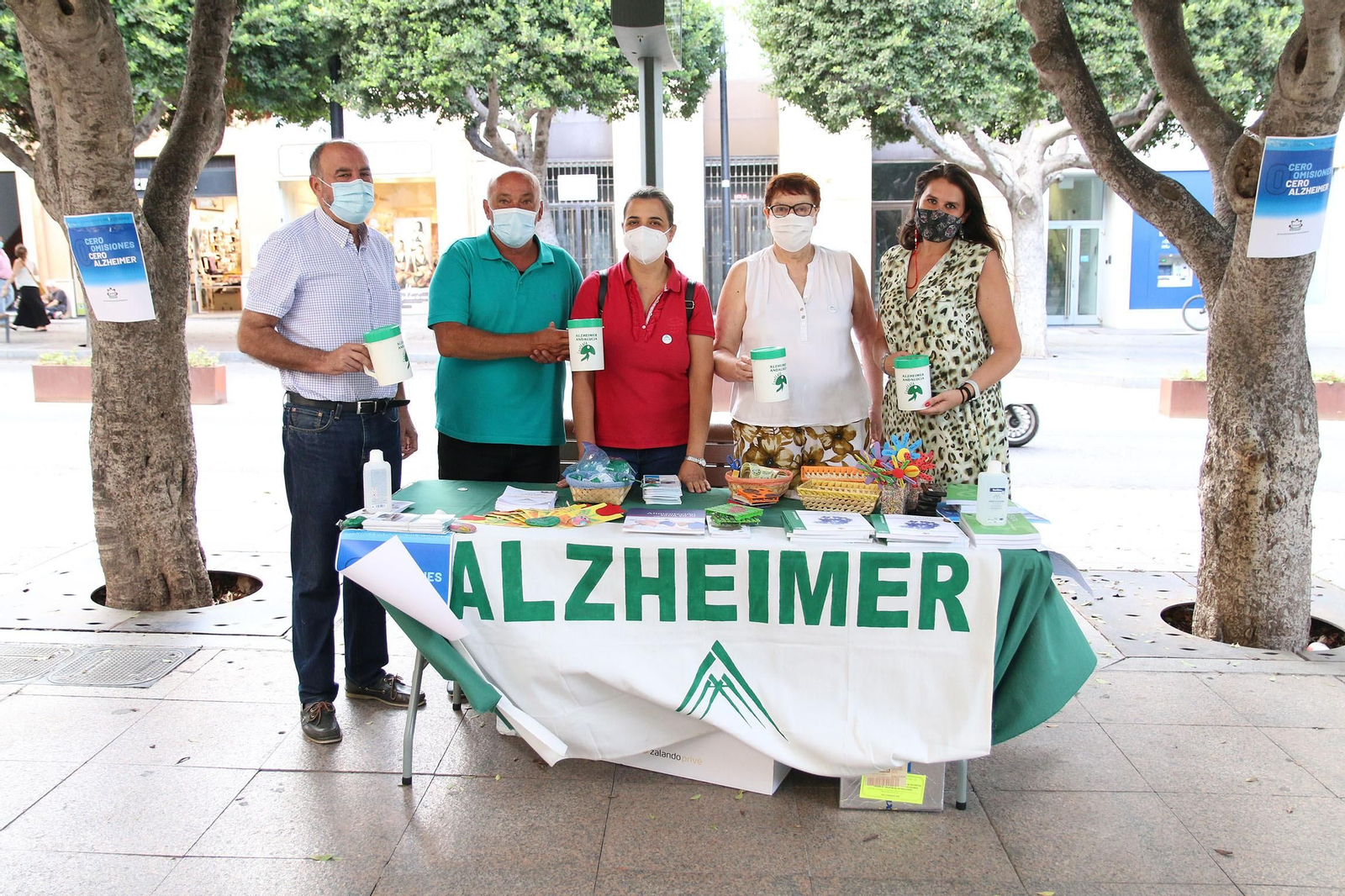 Mesa de la Asociación de Amigos del Alzheimer en la Plaza del Educador.