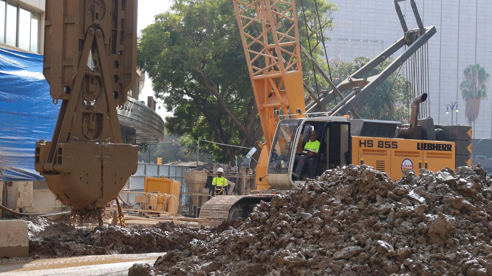 Excavadora trabaja en calle Hilera.