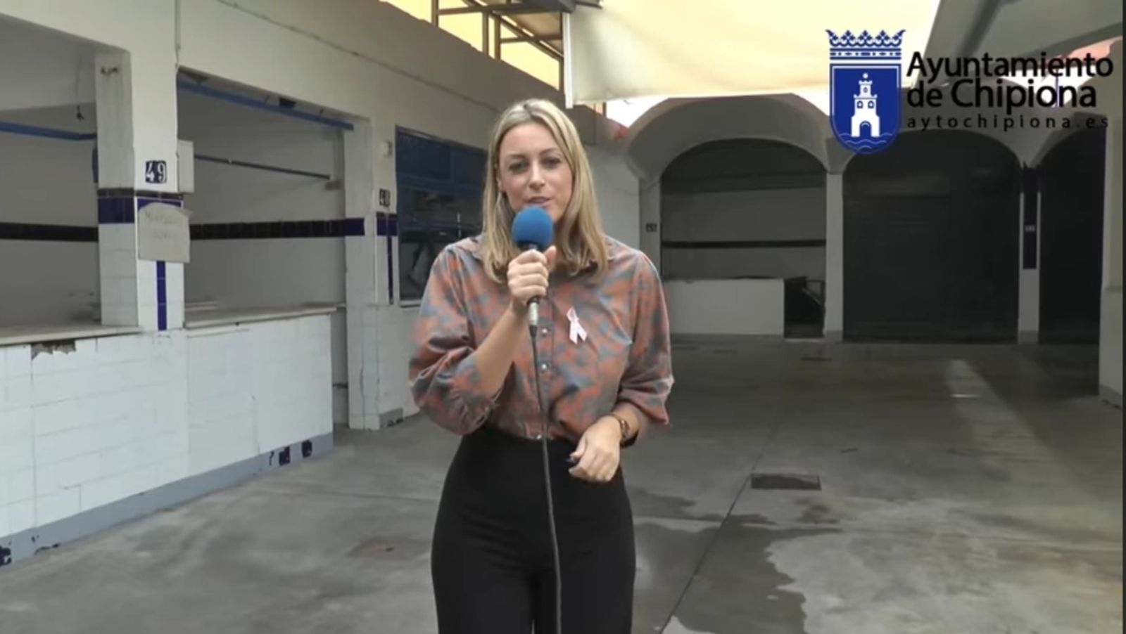 La concejala de Comercio, María Naval, explicando este miércoles las próximas obras de reforma de la Plaza de Abastos de Chipiona.