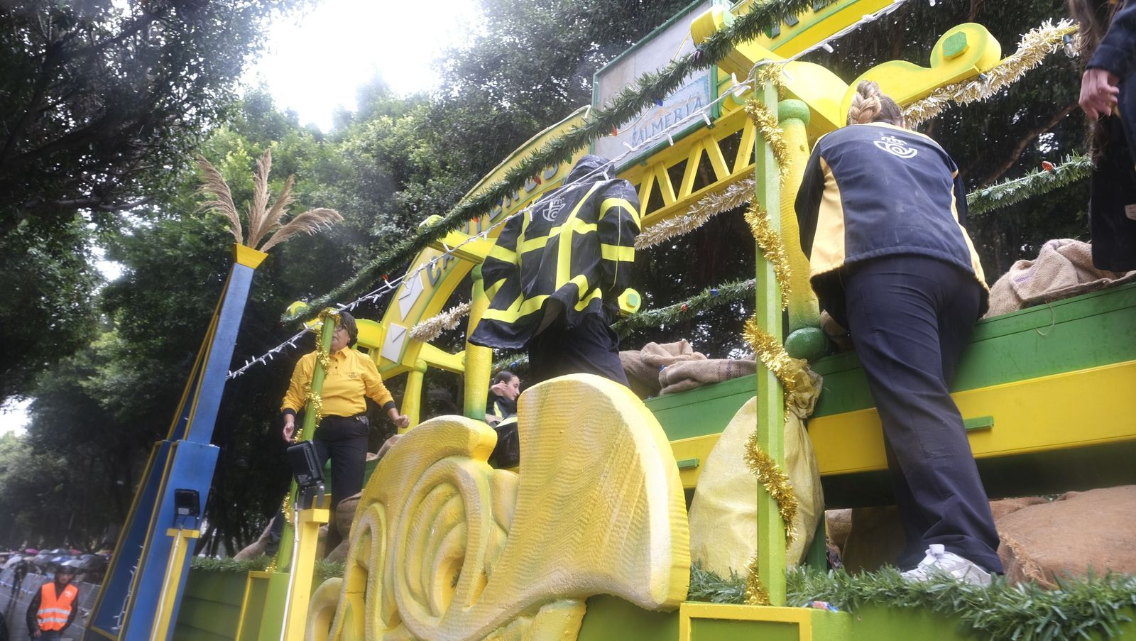 Fotografías de la cabalgata de los Reyes Magos pasada por agua en Almería