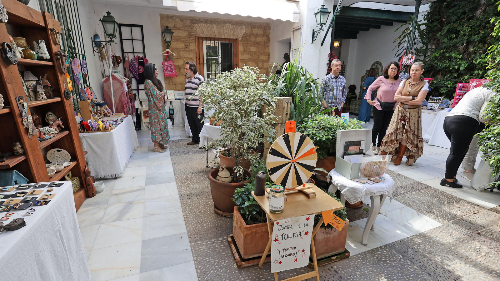 Muestra de artesanía solidaria a beneficio de la protectora No Me Abandones en Jerez