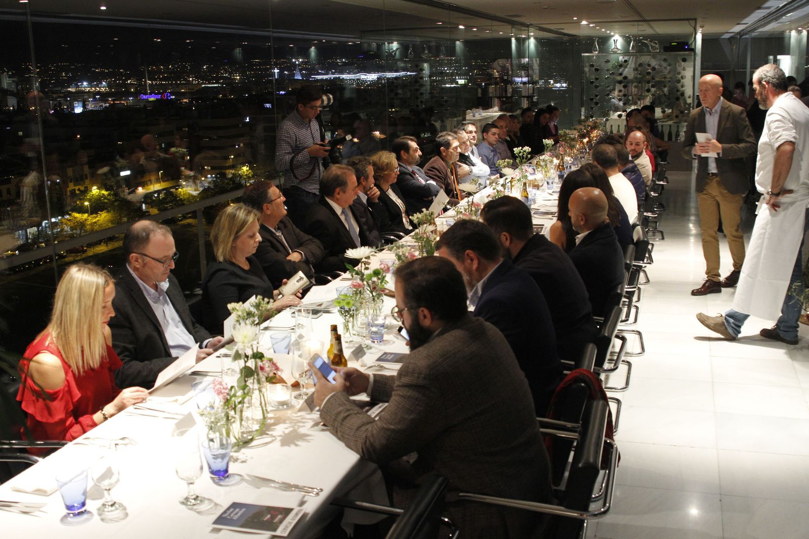 1, 2 Y 3. El Museo Memoria de Andalucía fue el lugar elegido por Cervezas Alhambra para presentar sus propuestas de alta gastronomía.  4. La cervecera presentó una nueva variedad, Alhambra Reserva Roja,  y crece en el segmento de especialidades, donde ya cuenta con la Especial y la 1925.