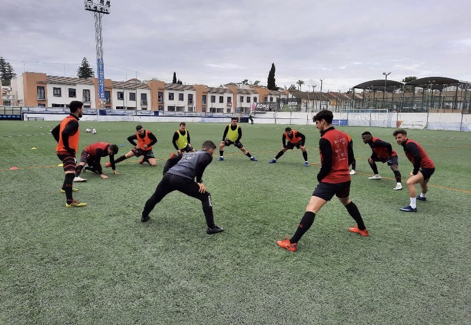 Los jugadores del Salerm Puente Genil se ejercitan durante un entrenamiento.