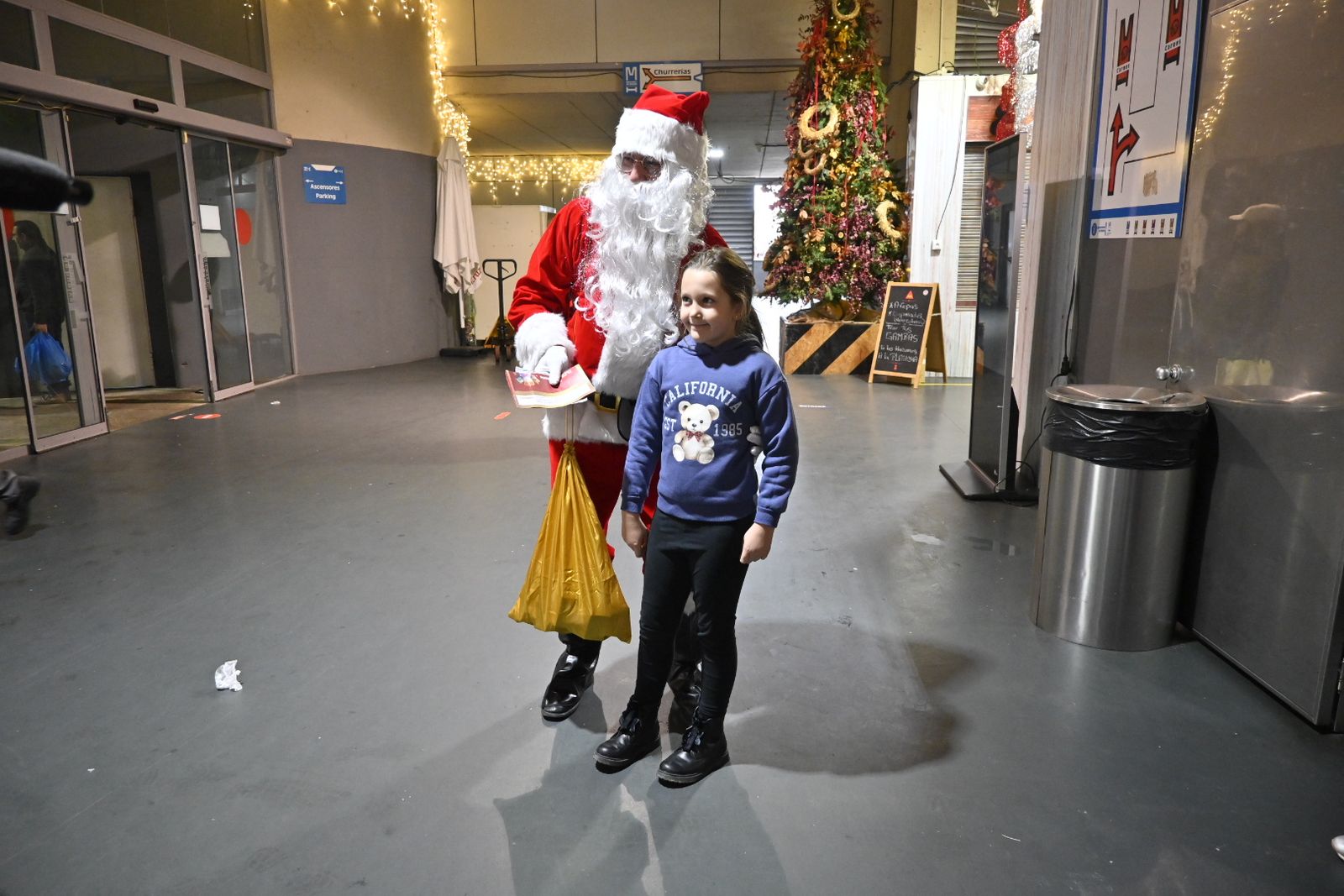 Papá Noel visita el mercado de El Carmen de Huelva, en imágenes