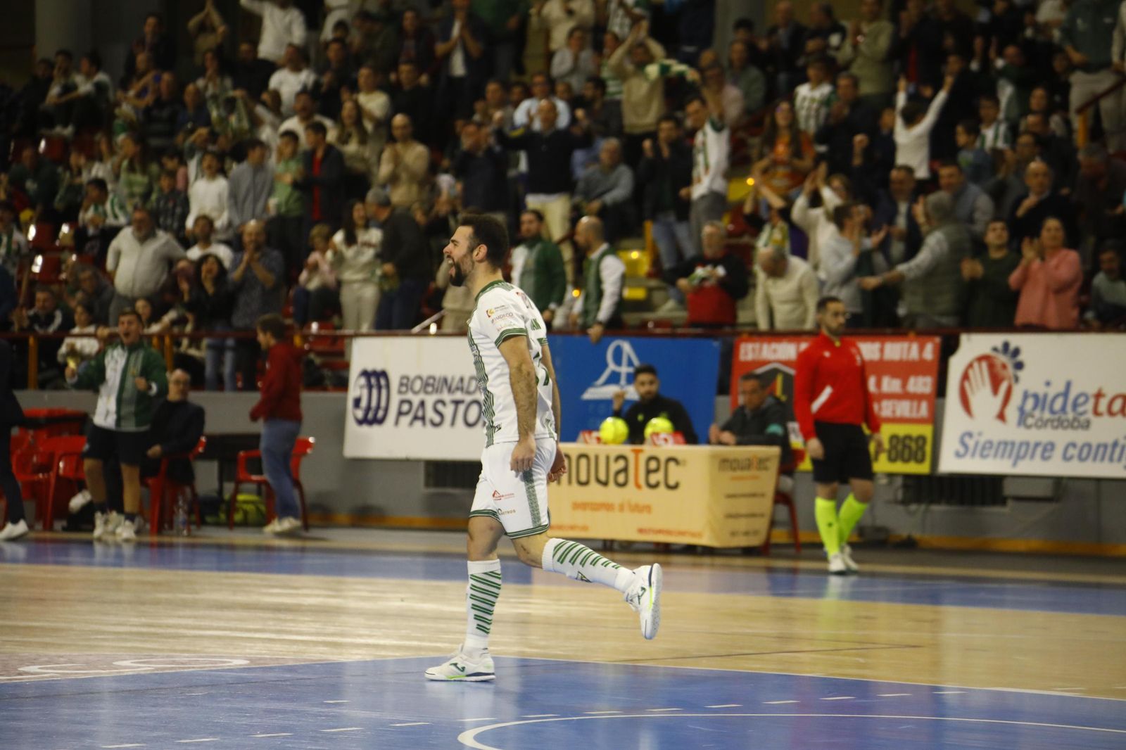 Las mejores fotos del ambiente en Vista Alegre para el Córdoba Futsal - Noia