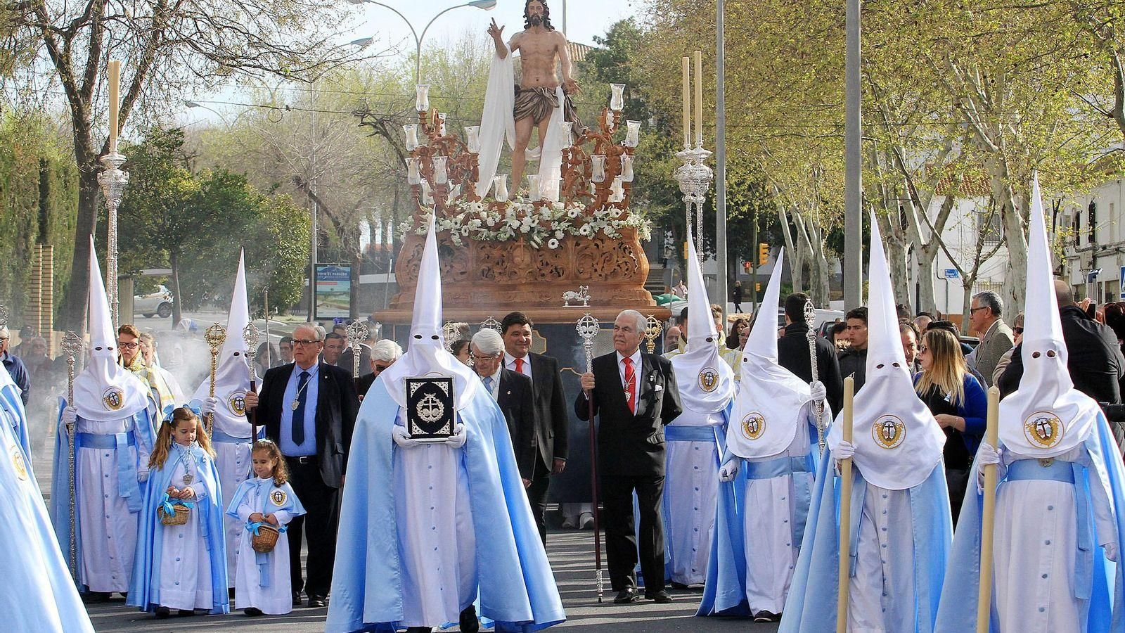 Resucitado procesionando por Huelva. Resucitado procesionando por Huelva.