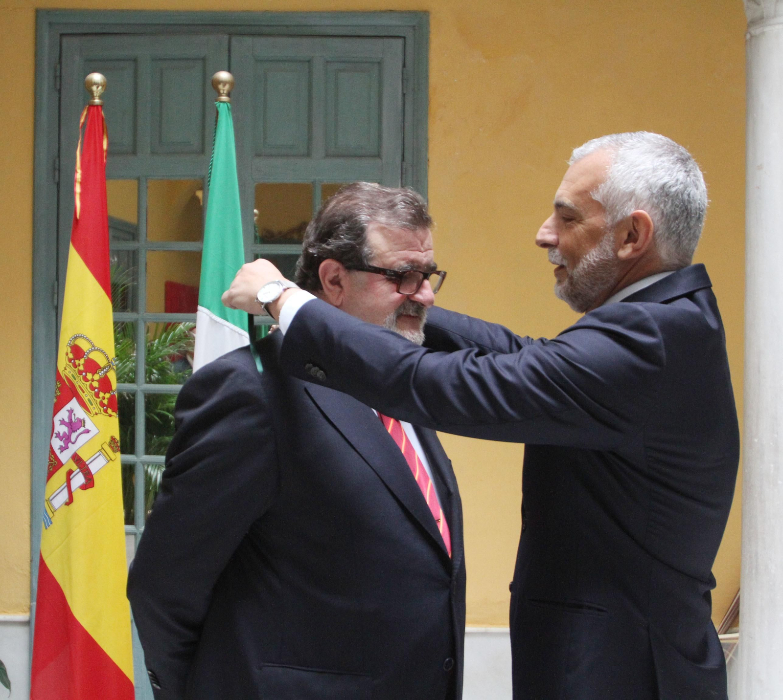 Borbolla recibe el título de 'commendatore'.