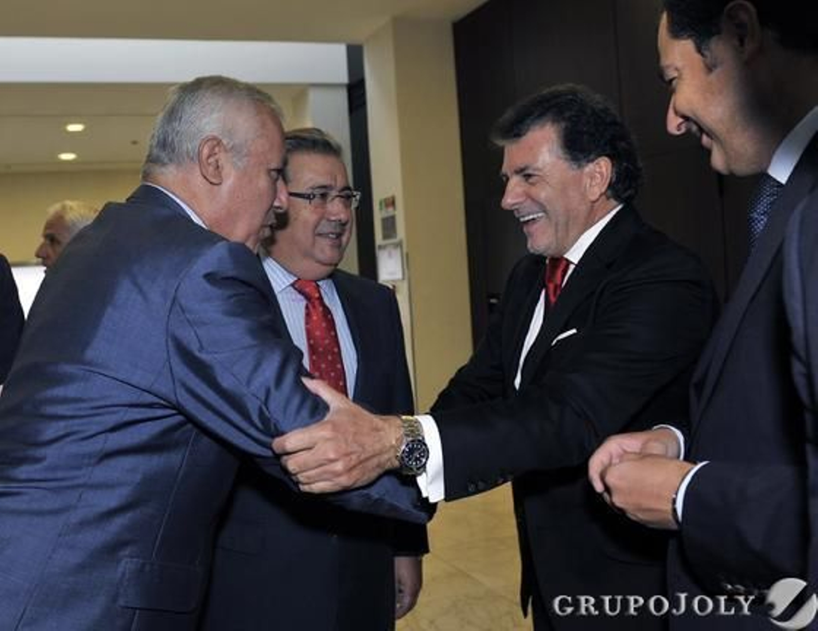 Javier Arenas, vicesecretario general del PP, saluda a Enrique García Candelas en presencia de Juan Ignacio Zoido y del presidente del PP de Andalucía, Juan Manuel Moreno.

Foto: Belén Vargas / Juan Carlos Vázquez